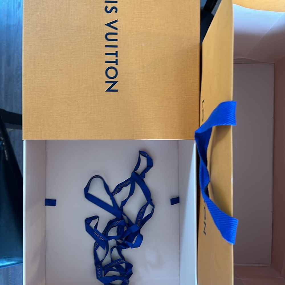 LOUIS VUITON BOX AND SHOPPING BAG - Picture 3 of 6